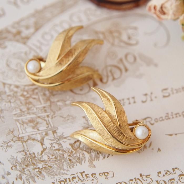 Boucher ブーシェ ゴールドトーン フェイクパール リーフ