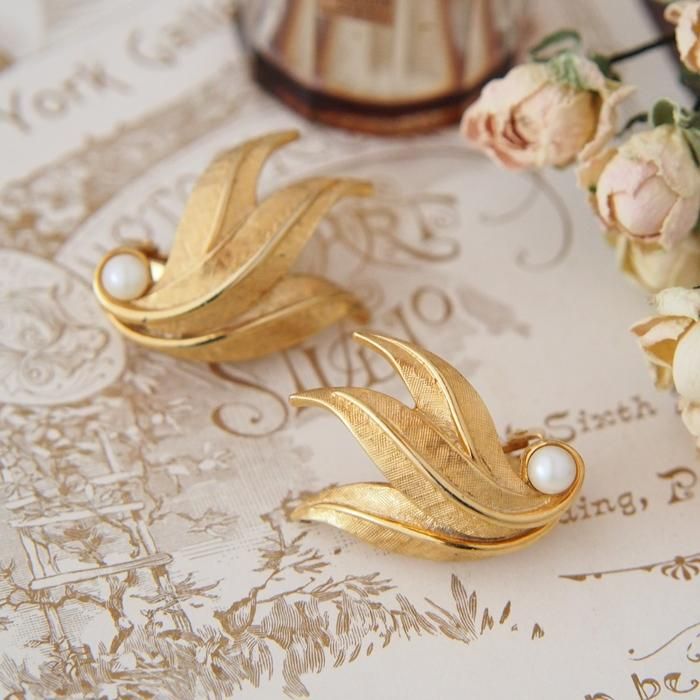 Boucher ブーシェ ゴールドトーン フェイクパール リーフ