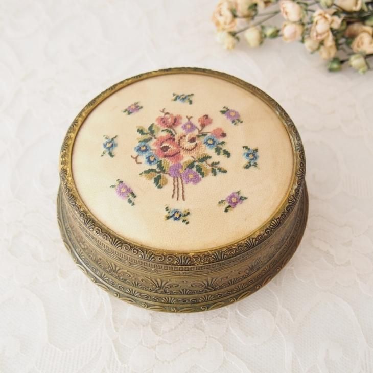 スイス製 お花の刺繍 ジュエリーボックス / アンティーク
