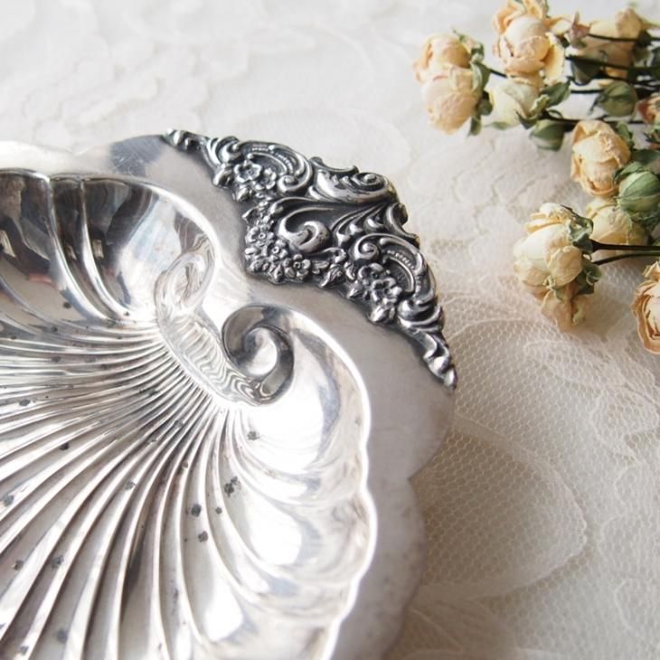 シルバープレート エレガントなシェル型のジュエリートレイ