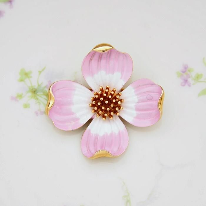 Trifari トリファリ ピンク＆ホワイトエナメル ハナミズキのブローチ M