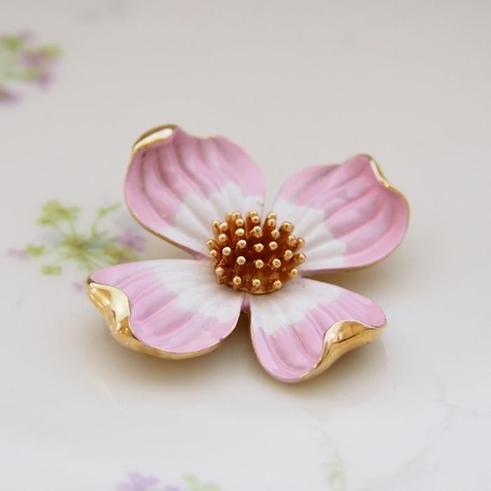 Trifari トリファリ ピンク＆ホワイトエナメル ハナミズキのブローチ M