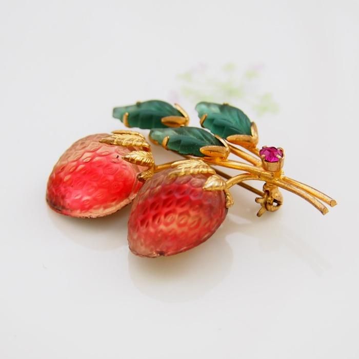 40'-60's オーストリア ヴィンテージ 摺りガラス 野イチゴ ブローチ 果