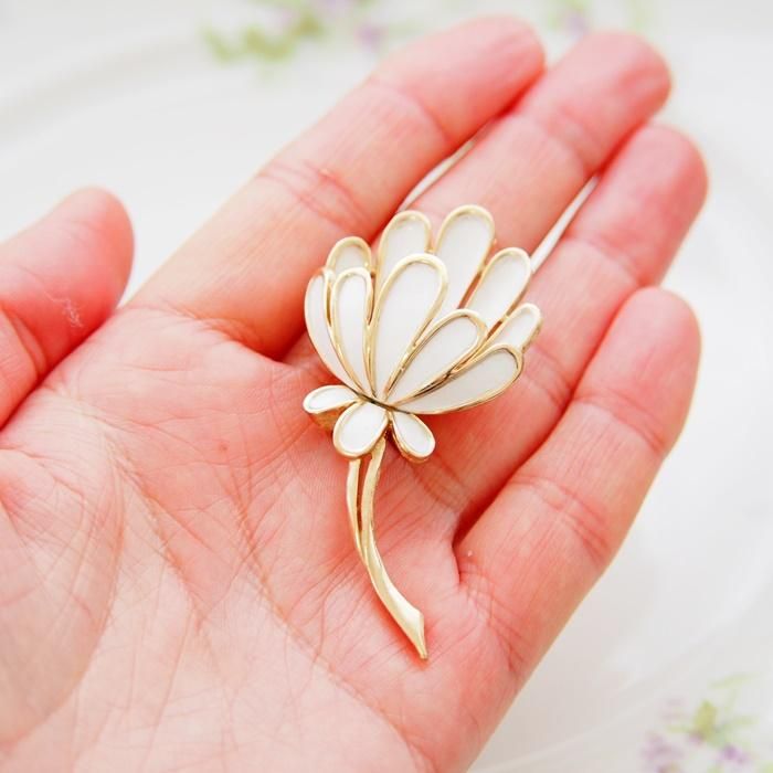 Trifari トリファリ ホワイトエナメル フラワーブローチ