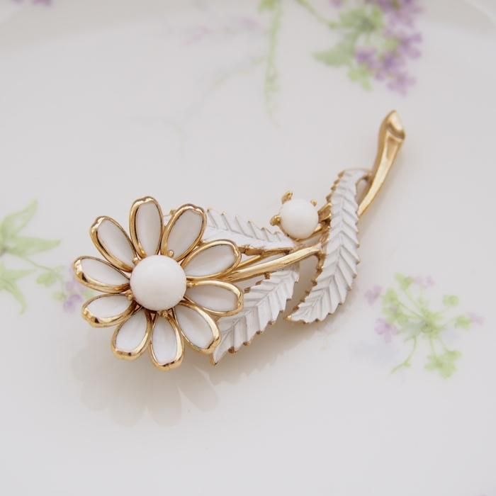 Trifari トリファリ ゴールドトーン ホワイトミルクガラス デイジー