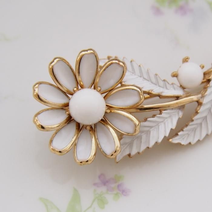 Trifari トリファリ ゴールドトーン ホワイトミルクガラス デイジー