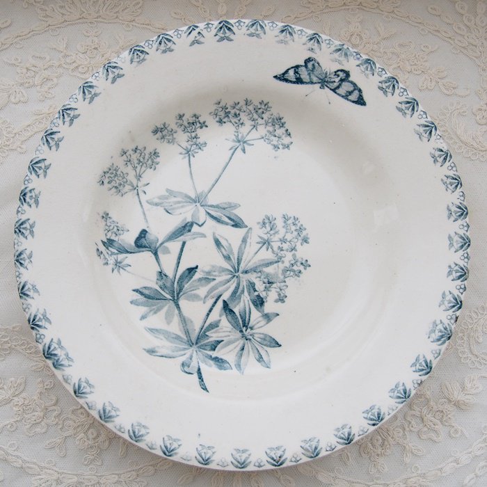 【テン。さま】* antique plate ❀ブルー小花の 素敵な深皿 (a)イギリスアンティーク