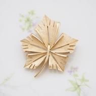 Trifari トリファリ ゴールドトーン リーフ ブローチ