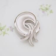 Trifari トリファリ シルバートーン ウェーブ ブローチ