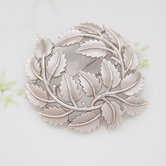 トリファリ木の葉のブローチ 刻印あり Trifari（トリファリ）ブローチ「Art Deco Leaf
