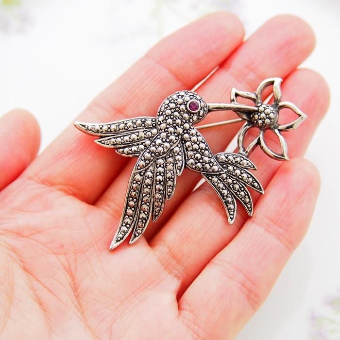 AVON エイボン シルバートーン ハミングバード ハチドリ ブローチ