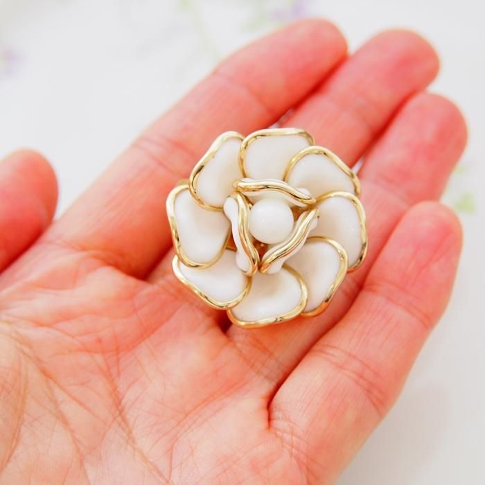 希少 TRIFARI ミルクガラス ブローチ ゴールドカラー ホワイト 艶 Trifari トリファリ ゴールドトーン ミルクガラス ホワイトフラワー