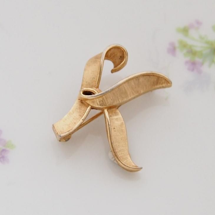 希少！✧刻印有✧ TRIFARI トリファリ ヴィンテージ ブローチ 1952年 Trifari トリファリ ゴールドトーン イニシャル K ブローチ