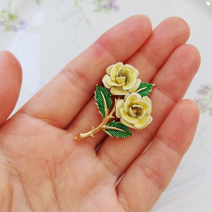 TRIFARI イエロー＆ゴールド バラのブローチ ヴィンテージ TRIFARI イエロー＆ゴールド バラのブローチ ヴィンテージ