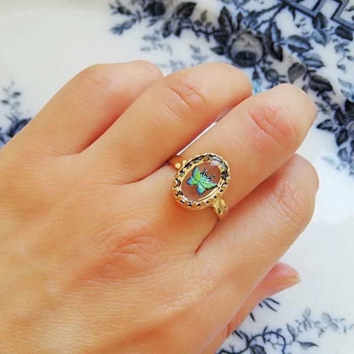 オーバルカット ラボで作られたブルーサファイアの婚約指輪