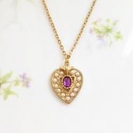 <img class='new_mark_img1' src='https://img.shop-pro.jp/img/new/icons12.gif' style='border:none;display:inline;margin:0px;padding:0px;width:auto;' />Sphinx スフィンクス ゴールドトーン パープルカボション フェイクパール ハート ネックレス・ペンダント