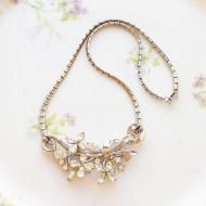 <img class='new_mark_img1' src='https://img.shop-pro.jp/img/new/icons12.gif' style='border:none;display:inline;margin:0px;padding:0px;width:auto;' />Trifari トリファリ シルバートーン クリアラインストーン フラワー ネックレス