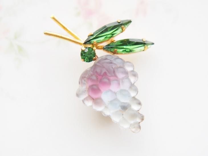ヴィンテージ フルーツガラス ピンク ぶどう ブローチ AUSTRIA