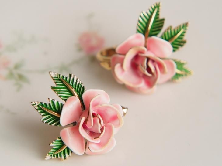 Trifari トリファリ ピンクエナメル ローズ 薔薇 イヤリング Trifari トリファリ ピンクエナメル ローズ 薔薇 イヤリング