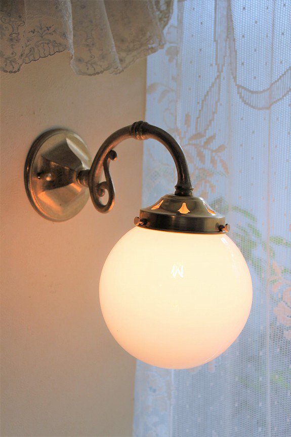 アンティーク仕上げの真鍮ブラケットライト（ウォールランプ）とミルクボウル(MOON)のガラスランプシェード - フレンチアンティークスタイル  イネスの部屋
