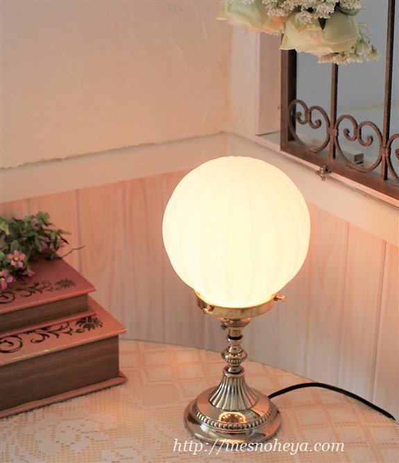 大正ロマンなミルクボウル・ガラスランプシェードと小さな真鍮テーブル