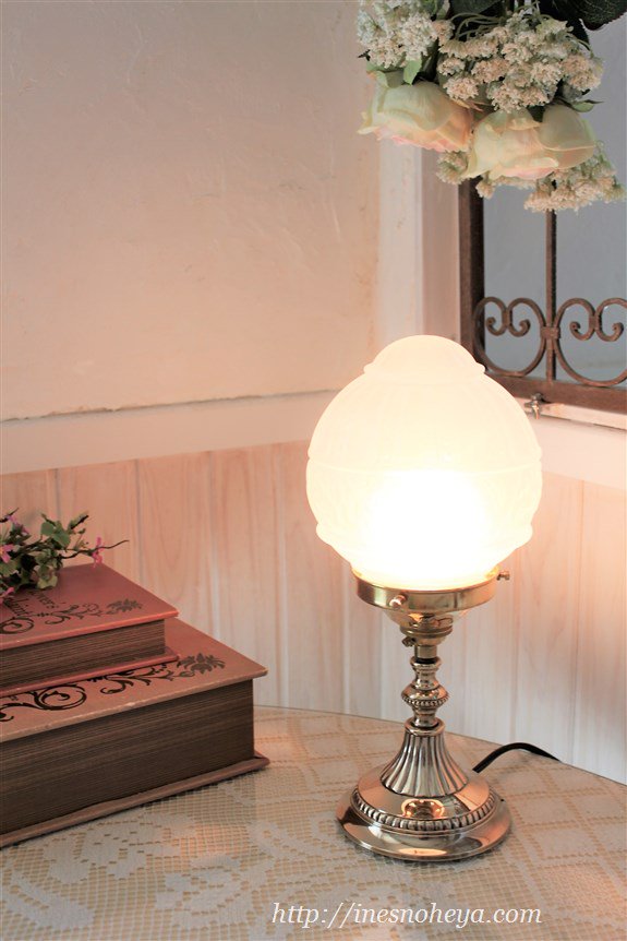 薔薇のレリーフが素敵なローズボウル・ガラスランプシェードと真鍮テーブルランプのセット - フレンチアンティークスタイル イネスの部屋