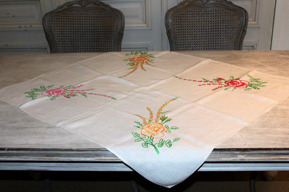 ４色のバラの手刺繍 ホームメイドの英国ヴィンテージリネン・テーブル ...
