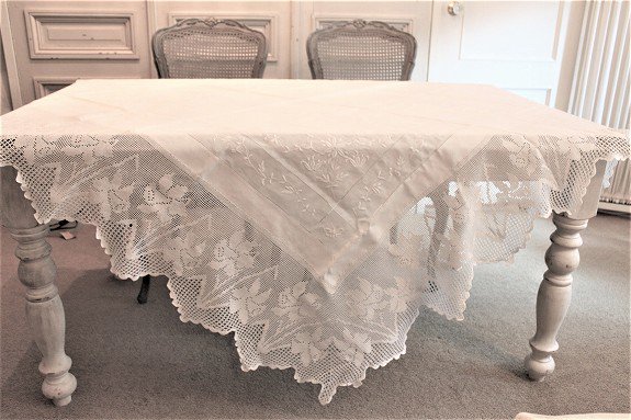 芸術品のように美しい英国ホワイトリネンのテーブルクロス、水仙の幅広 