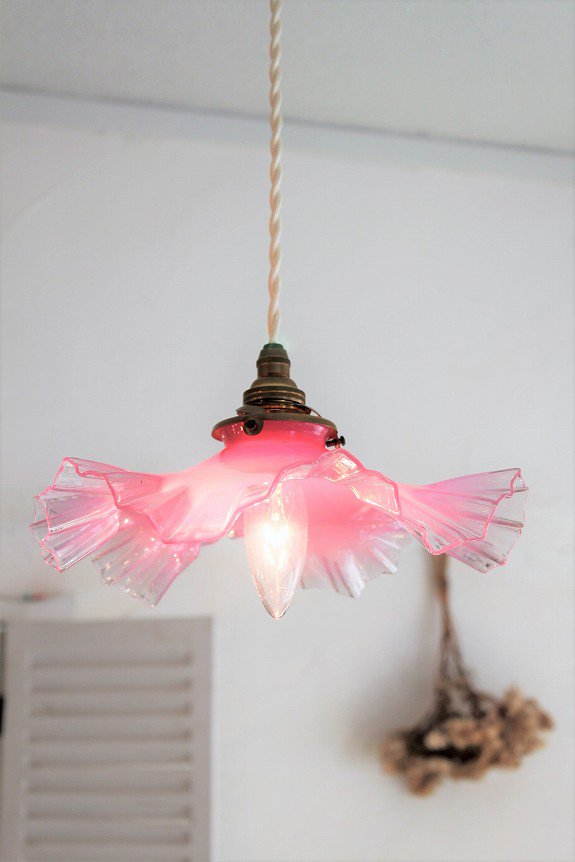 フランスアンティーク・蝶々のよう、ミルキーなバーガンディーピンク色のフリルガラスランプシェード - フレンチアンティークスタイル イネスの部屋