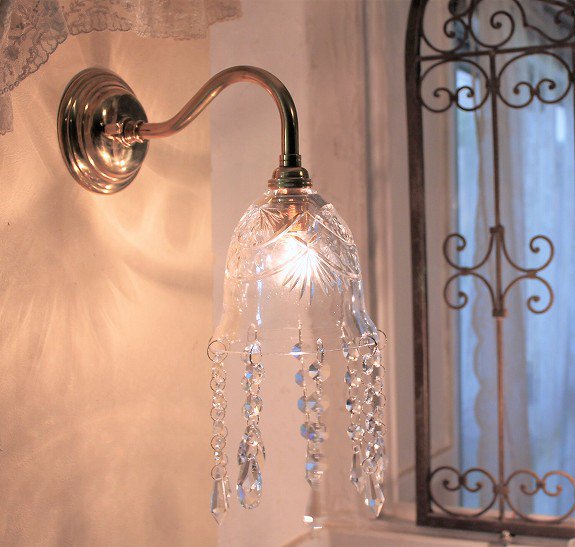 フレンチスタイルの真鍮ブラケットライト（ウォールランプ） & カットガラスの煌くクリスタルガラスのミニシャンデリアランプEのウォールランプセット -  フレンチアンティークスタイル イネスの部屋