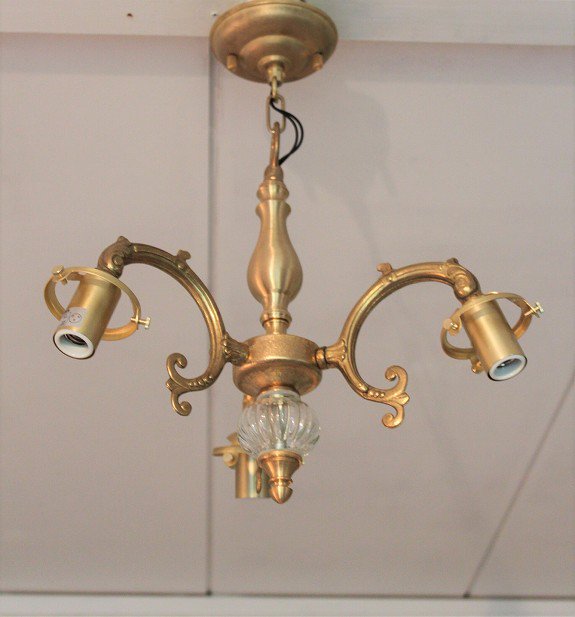 英国ヴィクトリアンアンティーク調の素敵な３灯式真鍮シャンデリア