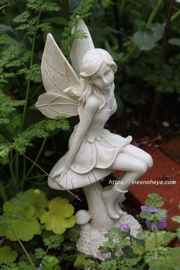 フェアリーテイルからやってきた小さな蝶々の女の子のフェアリー