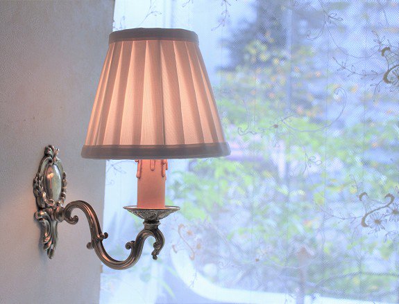 フランスアンティークスタイルのキャンドル型ブラケットライト（ ロウソク型壁付け照明ランプ）＆クラシックなプリーツシェード -  フレンチアンティークスタイル イネスの部屋