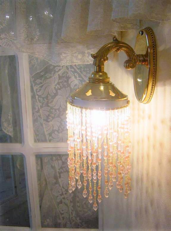アンティーク調真鍮ウォールランプ（ブラケットライト）　＆　ビーズランプシェード（シャンパンピーチ） - フレンチアンティークスタイル イネスの部屋