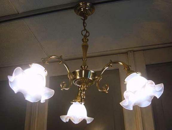 ヴィクトリアンスタイルの３灯式真鍮シャンデリア（ガラスランプ