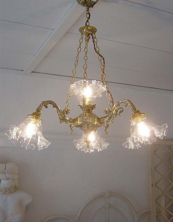 フレンチスタイルのクラシックな４灯式真鍮シャンデリア（ガラスランプ 