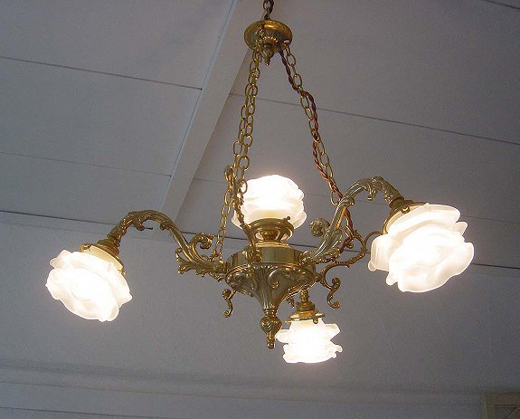 フレンチスタイルのクラシックな４灯式真鍮シャンデリア 小さなバラの花びらランプシェード フレンチアンティークスタイル イネスの部屋