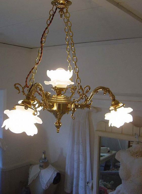 フレンチスタイルのクラシックな４灯式真鍮シャンデリア（（清楚なホワイトローズ、ガラスランプシェード） - フレンチアンティークスタイル イネスの部屋