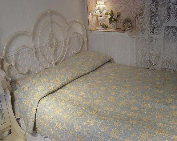 フレンチブルー＆アンティークなフラワー柄の素敵なキルトのベッド