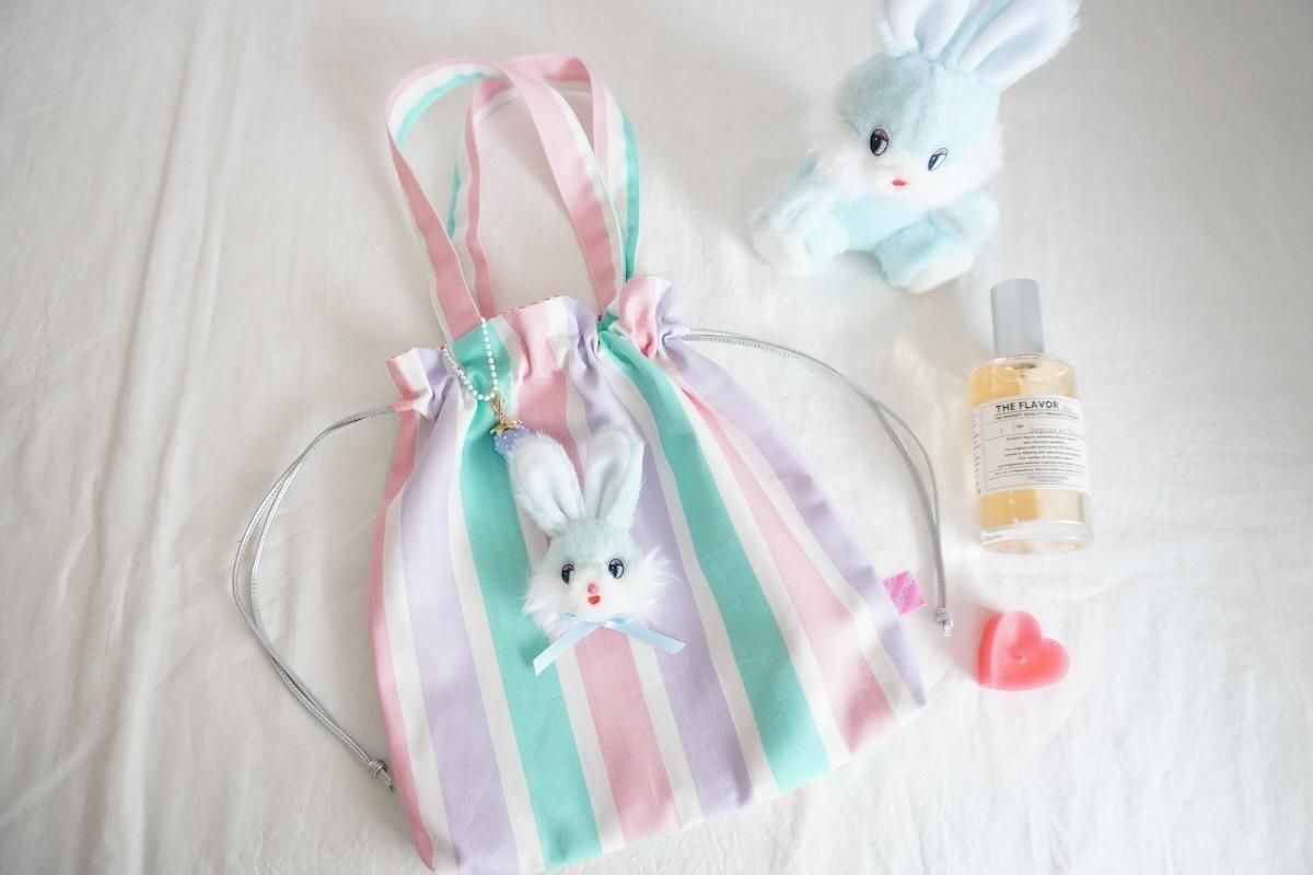 大人気定番商品 Stripe Brooch付き巾着バッグ/Pastel - et Sophie - Shopping 財布・ケース・小物入れ