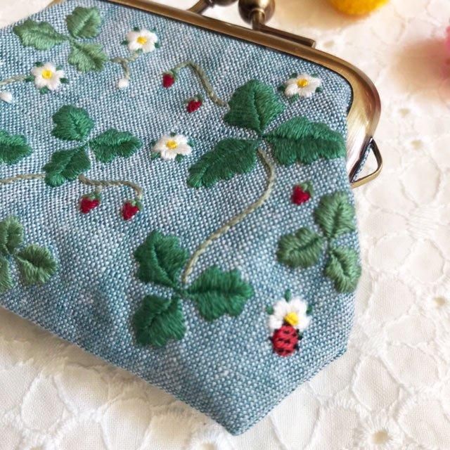 刺繍がま口ポーチ イチゴとてんとう虫 1 - 中目黒の雑貨店