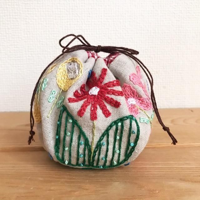 刺繍がま口ポーチ イチゴとてんとう虫 1 - 中目黒の雑貨店