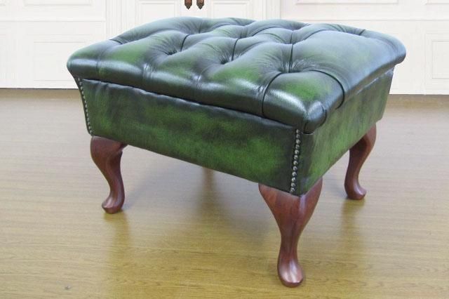 オリーブグリーンの布製フットスツール リーガル フットスツール アンティークグリーン - ディスティン