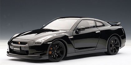 オートアート モデルカー 日産GT-R（R35）とオプションのマットブラックホイール、スーパーブラック、限定 2,000台 1/18