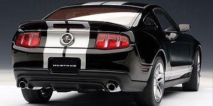 オートアート 1/18 モデルカー 2010 Ford Shelby GT500 in Black/Silver Stripes