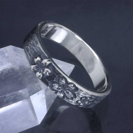 サクラソウのリング - 指先に春の息吹を感じさせる　R430 サクラソウのリング - 指先に春の息吹を感じさせる R430 | iichi