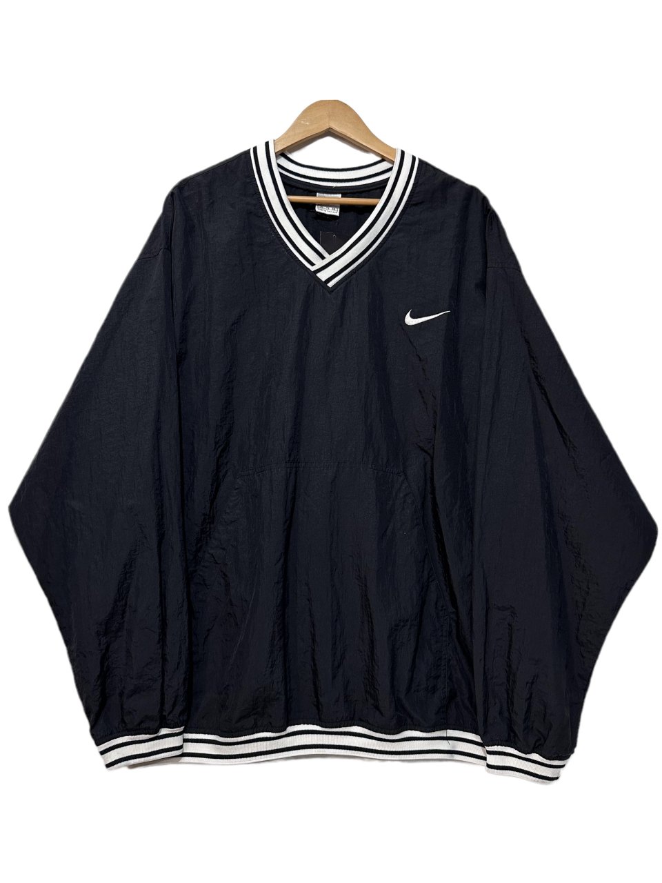 97年製 NIKE V-Neck Nylon Pullover Jacket 黒 XL 90s ナイキ ナイロンプルオーバー ジャケット Vネック  スウッシュ ロゴ ブラック 古着 - NEWJOKE ONLINE STORE