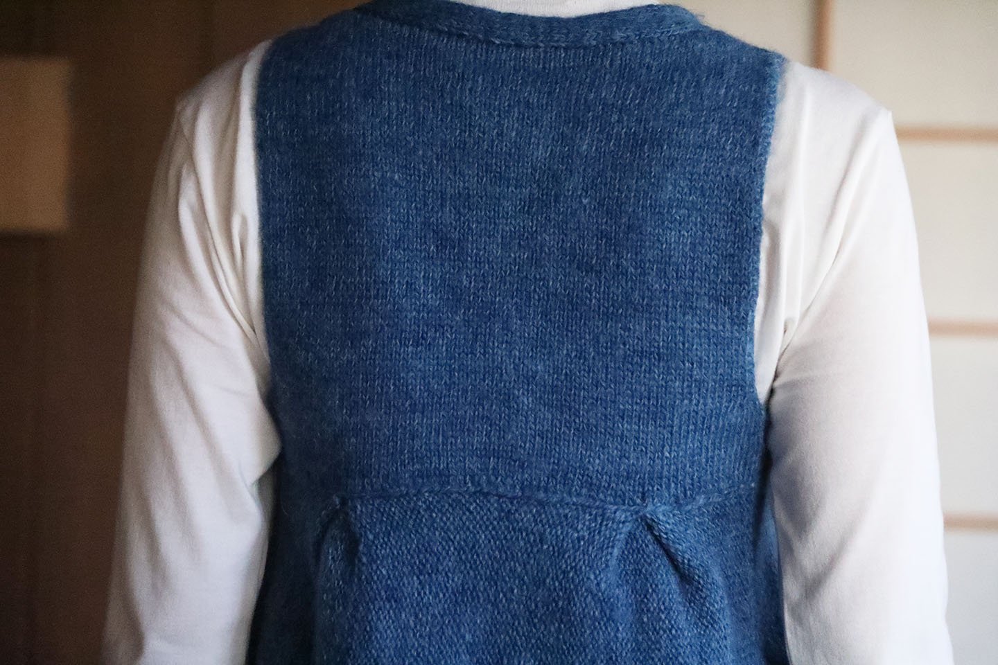 PUENTE 手紡ぎカシュクールベスト（紺藍）|アルパカの手編みベスト - マーマーなブックス アンド ソックス
