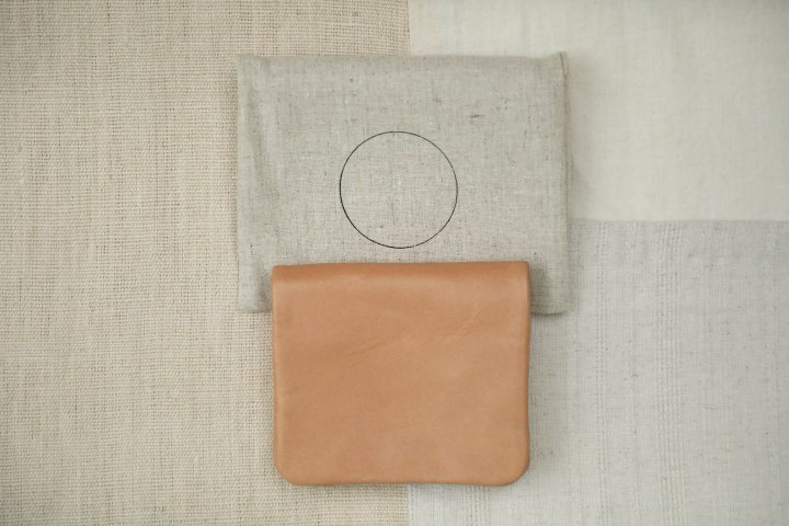 COSMIC WONDER Naturally-tanned leather coin case