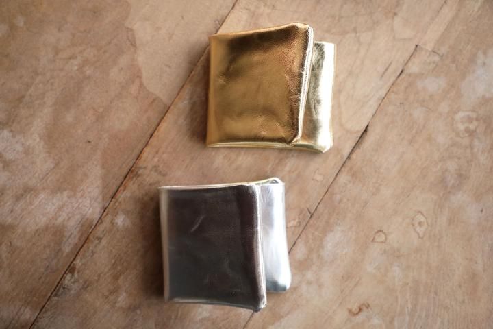 COSMIC WONDERSilver&Gold leather bifold wallet<img class='new_mark_img2' src='https://img.shop-pro.jp/img/new/icons3.gif' style='border:none;display:inline;margin:0px;padding:0px;width:auto;' />
